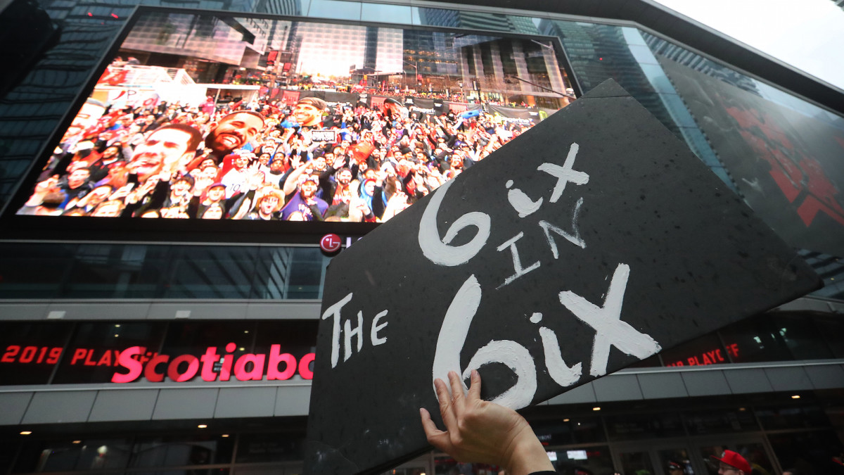 thursday-hot-clicks-nba-finals-raptors-fans-jurassic-park.jpg